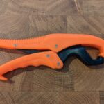 プラスチックのフィッシュグリップで十分・ヨーロッパではプラスチック製が主流